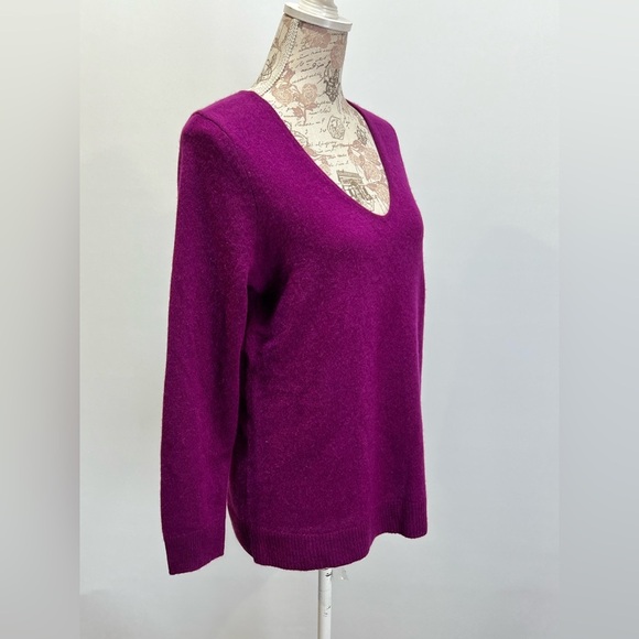 41 HAWTHORN Magenta 💯 Cashmere V neck sweater size M - Picture 8 of 14